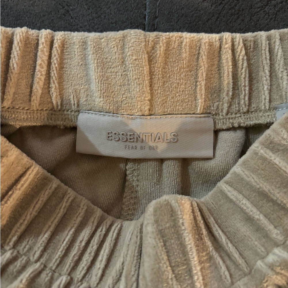 Essentials Shorts - Picture 4 of 4